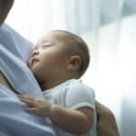 Cómo calmar a un bebé que llora para que se duerma 3