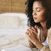 Las personas religiosas que oran por sus parejas tienden a reportar una mayor satisfacción en la relación.