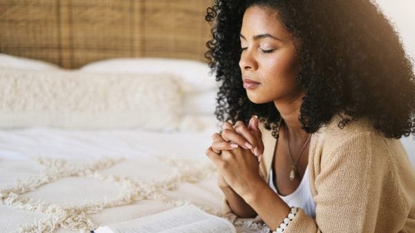 Las personas religiosas que oran por sus parejas tienden a reportar una mayor satisfacción en la relación. 2 Las personas religiosas que oran por sus parejas tienden a reportar una mayor satisfacción en la relación.