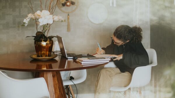 Estudiar desde casa y construir una ruta profesional con objetivos claros 1